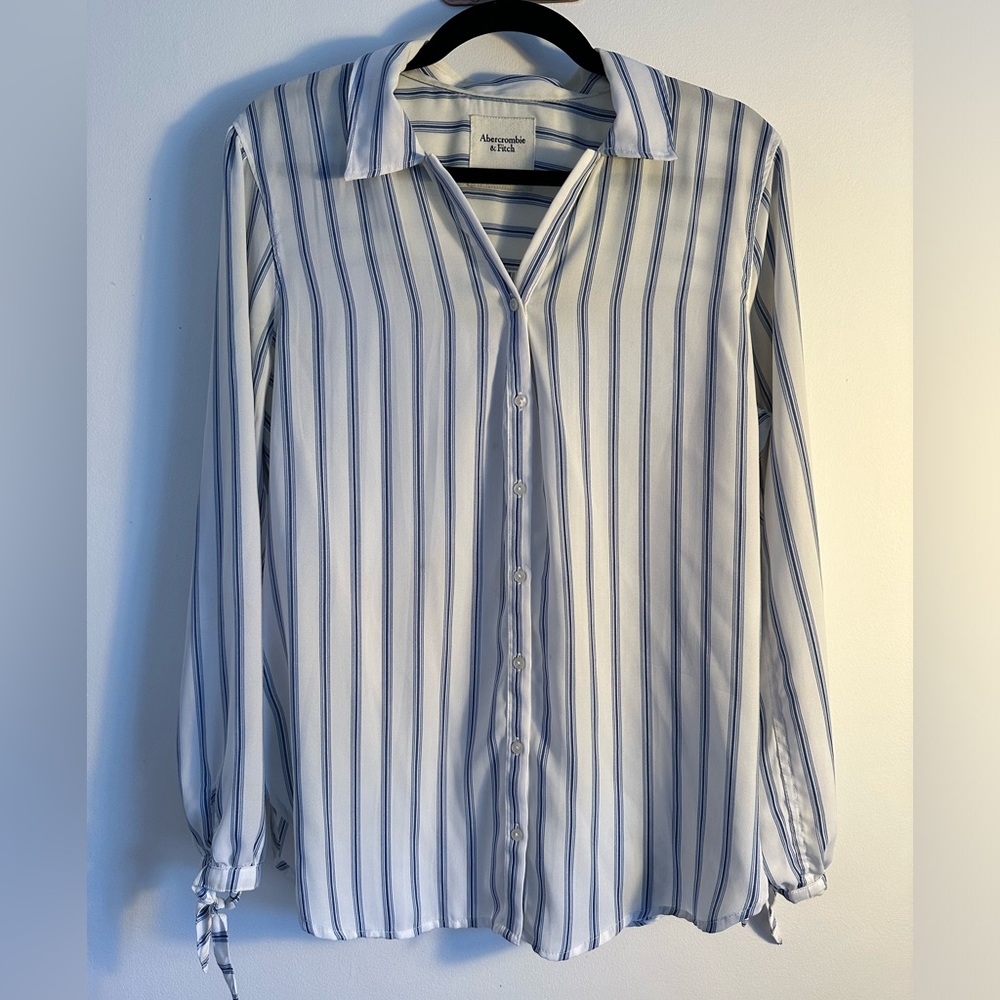 Abercrombie SZ L lightweight polyester buttoned striped shirt, tie sleeve detail